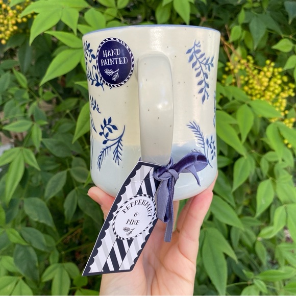 Elegant blue and white reindeer mug with winter florals - Picture 4 of 8